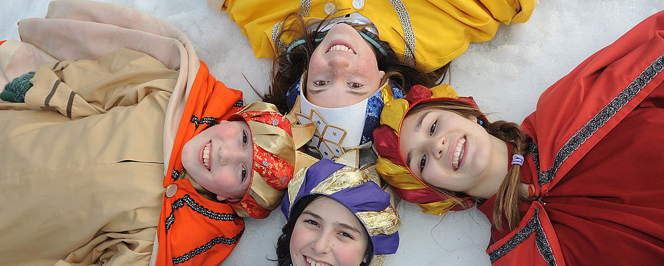 Sternsingerkinder Dreikönigsgewänder Sternsingeraktion